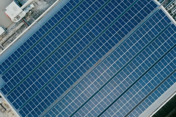 Panele fotovoltaik të integruar në rrjet